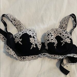 Intimissimi Elegant Black and Cream Floral Lace Bra 36B NWT